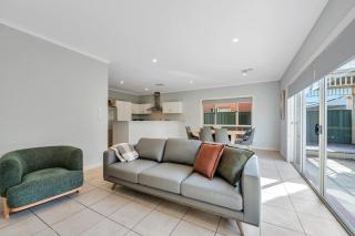 3BR modern spacious house with 2 King Beds Lock Up Carport and ideal for groups and families - 0