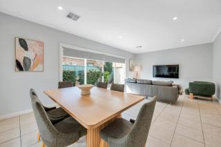 3BR modern spacious house with 2 King Beds Lock Up Carport and ideal for groups and families - 7