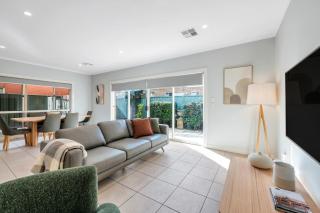 3BR modern spacious house with 2 King Beds Lock Up Carport and ideal for groups and families - 9