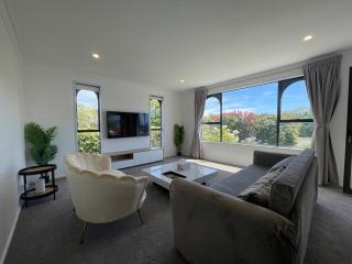 Modern 2BR by Westfield Mall & Free Parking - 0
