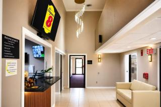 Super 8 by Wyndham Champaign - 4