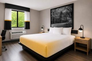 Super 8 by Wyndham Champaign - 5