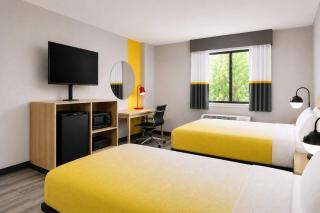 Super 8 by Wyndham Champaign - 3
