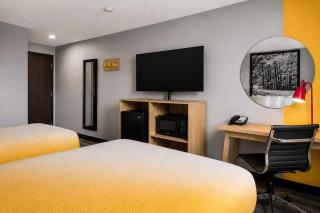 Super 8 by Wyndham Champaign - 1