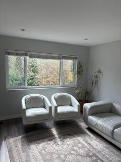 Spacious 3-Bedroom Vancouver Holiday Home with Garden - 9
