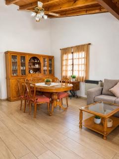 Casa mendocina con gran jardín y parrilla - 9