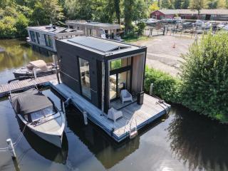 Modern Stay Tiny Houseboat to visit Amsterdam - 0