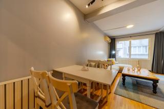 Central 4-Bedroom House with Private Terrace and 2 Bathrooms - 9