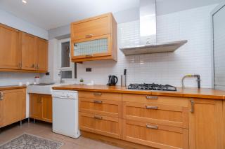 Central 4-Bedroom House with Private Terrace and 2 Bathrooms - 1