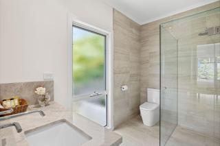Luxury Lorne - 1