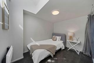 Modern CBD retreat with parking and courtyard - 7