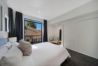 Modern CBD retreat with parking and courtyard - 6