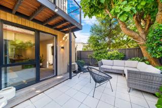 Modern CBD retreat with parking and courtyard - 5