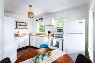 Cozy Cottage with Hot Tub, Fire Pit and Sunroom - Loaded with Modern Touches in Front Royal, VA - 4