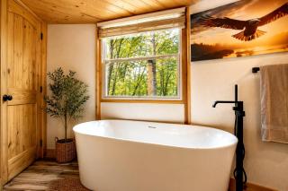 Cozy Yurt Hideaway with Tranquil Forest Surroundings in Murray, Kentucky - 6