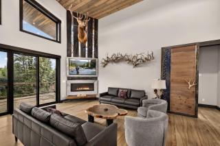 Spacious Cabin Retreat with Hot Tub & River Views in Idaho - 9