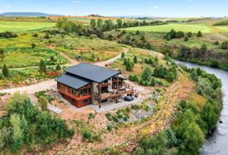 Spacious Cabin Retreat with Hot Tub & River Views in Idaho - 7