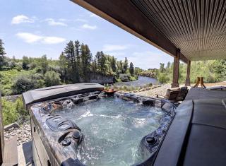 Spacious Cabin Retreat with Hot Tub & River Views in Idaho - 6