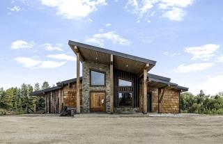 Spacious Cabin Retreat with Hot Tub & River Views in Idaho - 4