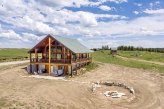 Cozy Cabin with Hot Tub, Game Room & Lake Access in Idaho - 0
