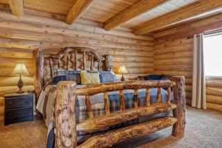 Cozy Cabin with Hot Tub, Game Room & Lake Access in Idaho - 9