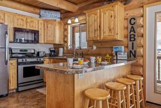 Cozy Cabin with Hot Tub, Game Room & Lake Access in Idaho - 7