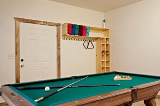 Cozy Cabin with Hot Tub, Game Room & Lake Access in Idaho - 4