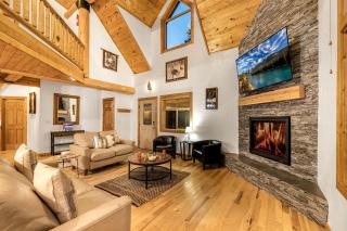 Spacious Cabin with Roomy Spaces for Group Escapes in Island Park, Idaho - 9