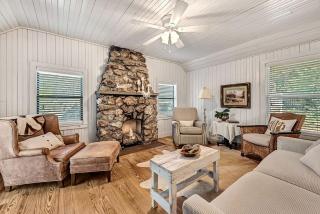 Embrace Nature in this Incredible Cabin in Siloam Springs, Arkansas - 6