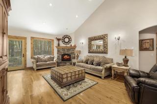 Upscale Mountain Retreat with Cozy Fireplace & Jetted Tub in Alpine, Utah - 9