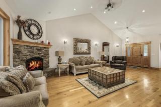 Upscale Mountain Retreat with Cozy Fireplace & Jetted Tub in Alpine, Utah - 1