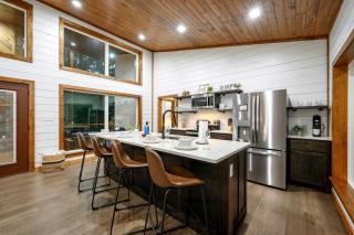 Luxury Cabin with Private Hot Tub & Sauna Getaway in Broken Bow, Oklahoma - 8