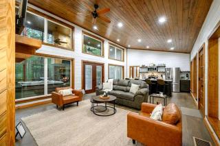 Luxury Cabin with Private Hot Tub & Sauna Getaway in Broken Bow, Oklahoma - 1