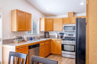 Family-Friendly Reno Home with Large Yard, BBQ & Pet-Friendly Stay - 9