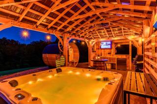 Enchanting Covered Wagon with Hot Tub & Sauna Escape in Murray, Kentucky - 3