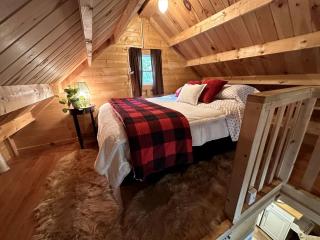 Romantic Treehouse with Forest Trails near White Mountain National Forest, Stoneham, Maine - 8