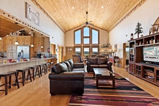 Family Cabin with Hot Tub, Fire Pit & Lake Access in Idaho - 4
