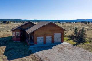 Family Cabin with Hot Tub, Fire Pit & Lake Access in Idaho - 1