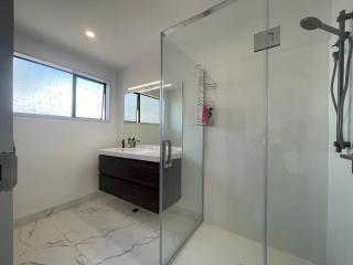 Modern 2BR by Westfield Mall & Free Parking - 5