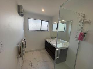 Modern 2BR by Westfield Mall & Free Parking - 4