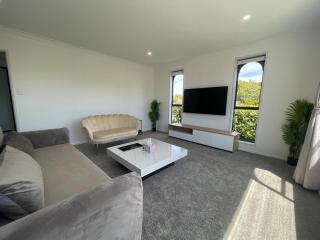 Modern 2BR by Westfield Mall & Free Parking - 3