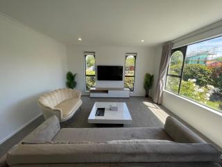 Modern 2BR by Westfield Mall & Free Parking - 1