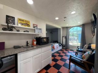 Cozy Tiny Home with Private Patio & Hammock Chairs near Bath Lake in Medicine Park, Oklahoma - 7