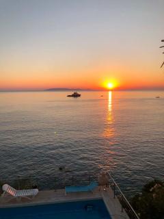 Exclusive Seaside Retreat with Shared Pool & Private Beach Access - 7