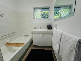 Golden Beach Getaway 2 Min Walk to Beach & Shops - 4