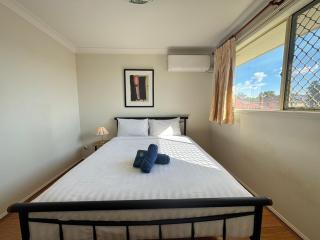 Spacious Family Home I 3 Mins to Woolies & Maccas - 9