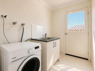 Spacious Family Home I 3 Mins to Woolies & Maccas - 5