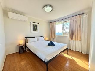 Spacious Family Home I 3 Mins to Woolies & Maccas - 2