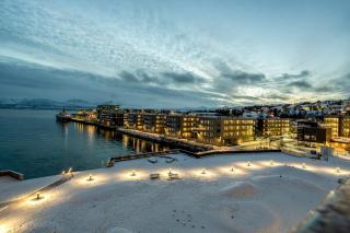 Premium Seafront Apartment with Balcony - 8