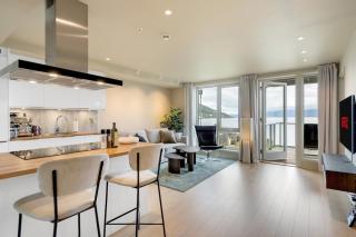 Premium Seafront Apartment with Balcony - 6